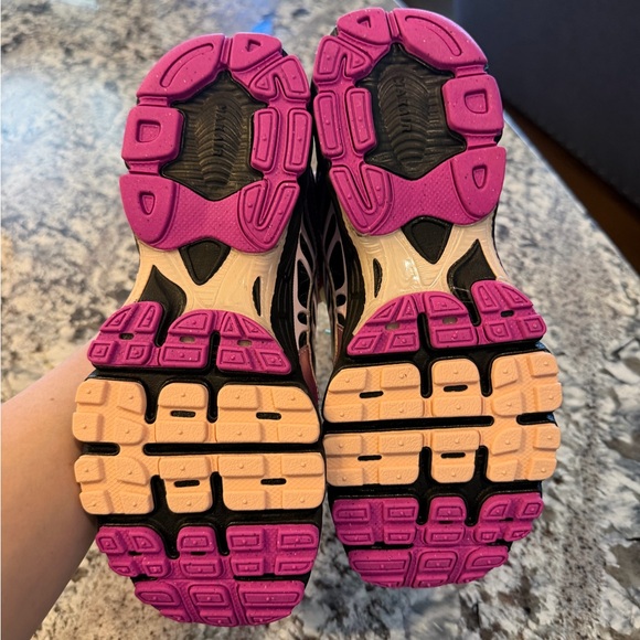 NIKE AIR MAX MOTO 2K (Size 7) - Picture 10 of 12